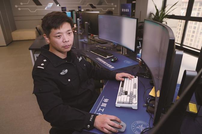 钟辉 以数字技术服务实战的科技尖兵